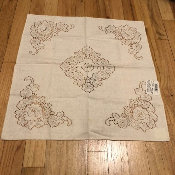 ABC Carpet and Home: Lace Tablecloth and Napkins - Picture 3 of 5